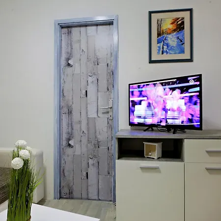 Poolside Compact Family Lea