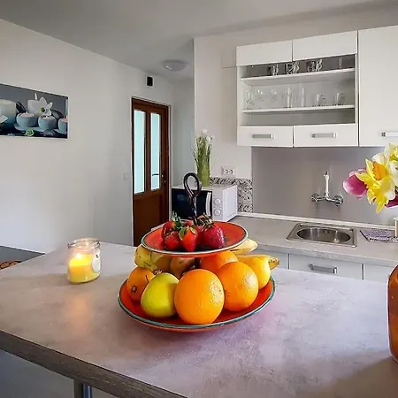 Poolside Compact Family Lea