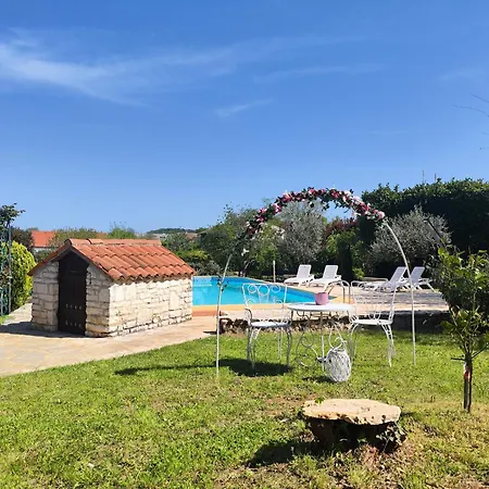 Poolside Compact Family Lea