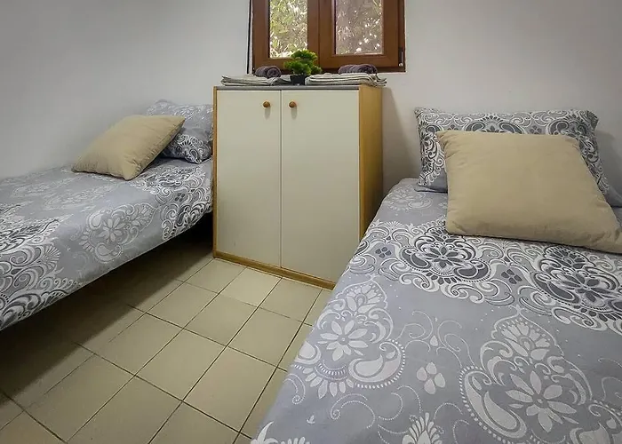 Poolside Compact Family Lea