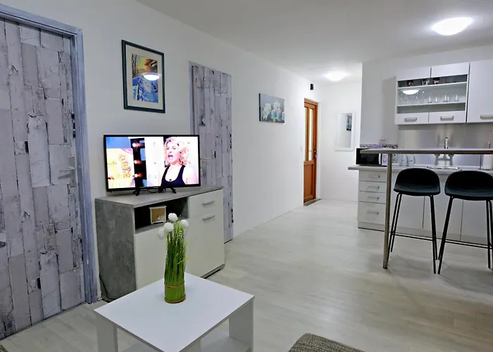 Poolside Compact Family Lea *