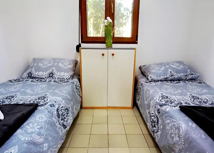 Poolside Compact Family Lea