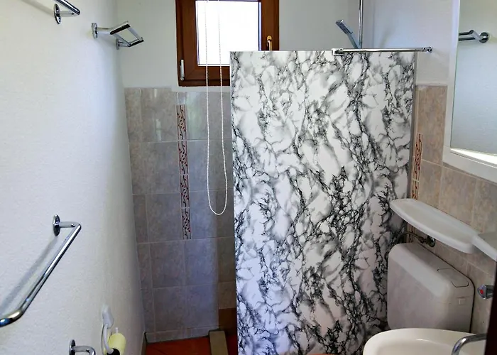 Poolside Compact Family Lea *