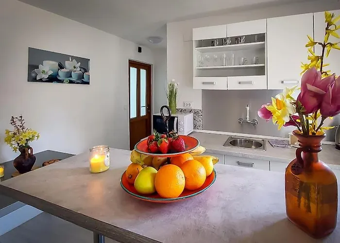 Poolside Compact Family Lea