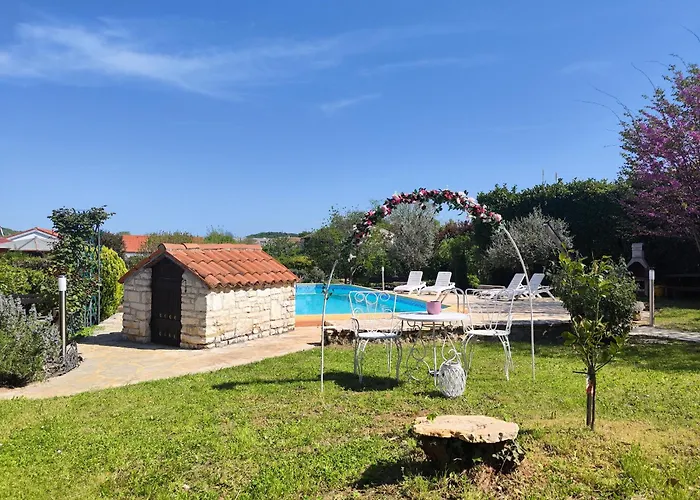 Poolside Compact Family Lea